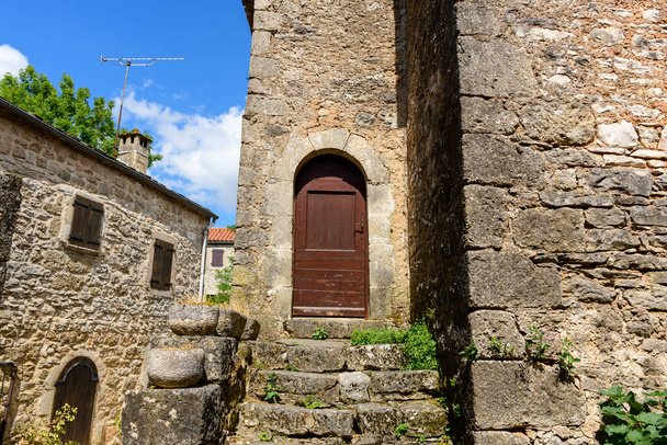Dieses Landschaftsbild wurde im Sommer in Europa, in Frankreich, in Okzitanien, in Aveyron, in La Couvertoirade aufgenommen. Wir sehen die Straßen des mittelalterlichen Dorfes unter der Sonne. - Foto, Bild