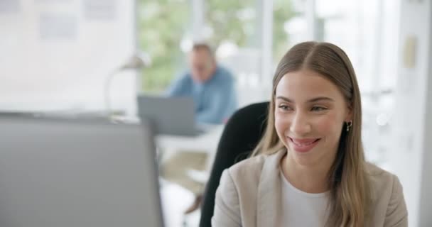Bilgisayar, ofiste yaratıcı bir araştırma projesi üzerinde çalışan mutlu ve iş kadını. Mutluluk, gülümseme ve Kanadalı profesyonel bayan tasarımcı iş yerinde teknoloji bilgisayarı yapmayı planlıyor. - Video, Çekim