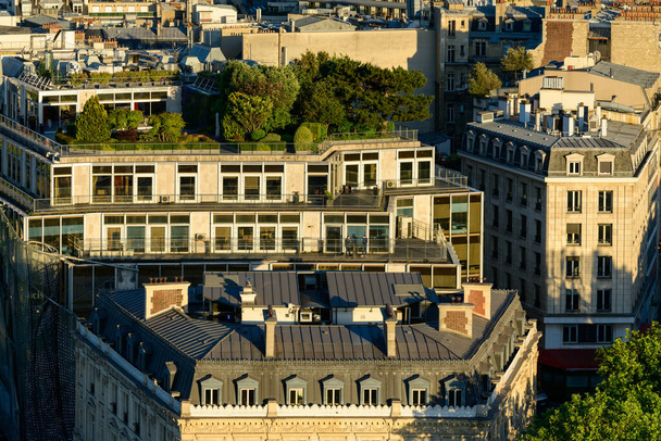 Questa foto di paesaggio è stata scattata, in Europa, in Francia, in ile de France, a Parigi, in estate. Vediamo i tetti di Parigi, sotto il sole. - Foto, immagini
