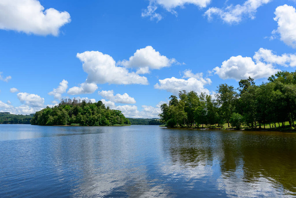 Cette photo de paysage a été prise en Europe, en France, en Bourgogne, à Nièvre, près du Château Chinon, en été. On voit le Lac des Settons au milieu de sa campagne verdoyante, sous le Soleil. - Photo, image