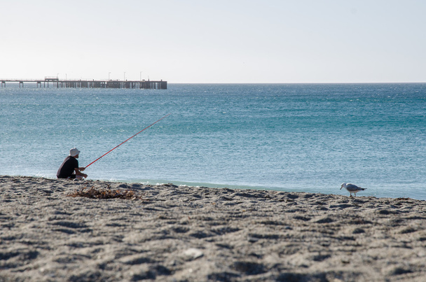 Un hombre pescando en la playa
 - Foto, imagen