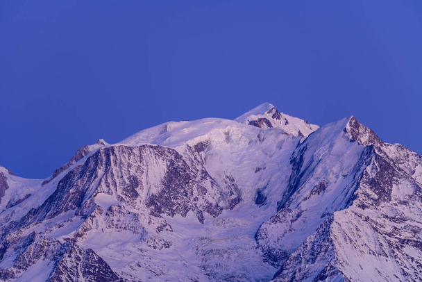 Esta foto de paisaje fue tomada en Europa, en Francia, en los Alpes del Ródano, en Saboya, en los Alpes, en invierno. Se puede ver el macizo del Mont Blanc. - Foto, Imagen