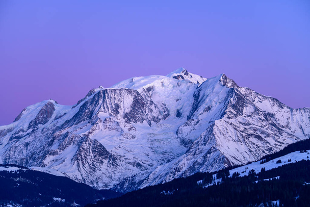 Esta foto de paisaje fue tomada en Europa, en Francia, en los Alpes del Ródano, en Saboya, en los Alpes, en invierno. Se puede ver el macizo del Mont Blanc y sus bosques nocturnos. - Foto, Imagen