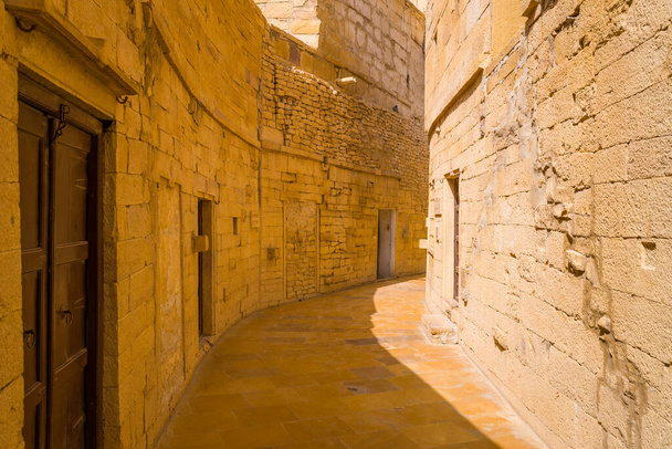 Tato krajina fotografie byla pořízena v Asii, Indii, Rajasthan, Jaisalmer, Summer. Vidíme The Alleys of the Fort of Jaisalmer, Under the Sun. - Fotografie, Obrázek