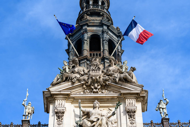 Deze landschapsfoto is in Europa genomen, in Frankrijk, in ile de France, in Parijs, aan de oevers van de Seine, in de zomer. We zien het stadhuis, onder de zon. - Foto, afbeelding