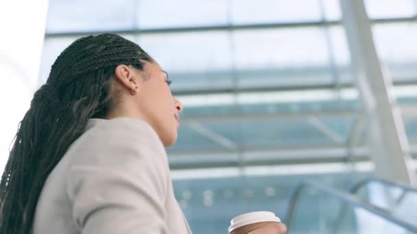 Reisen, Denken und Business-Frau mit Kaffee, Traum und Mission Mentalität internationalen Flughafen mit einer Chance. Vision, Motivation und Mitarbeiter oder Facharbeiter mit Karriereziel. - Filmmaterial, Video