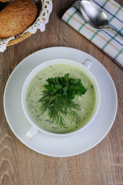 Pureer de soep met dille en peterselie - Foto, afbeelding