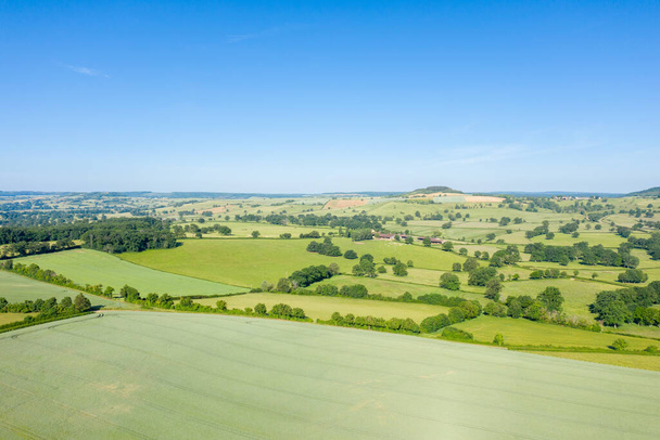Esta foto de paisaje fue tomada en Europa, en Francia, en Borgoña, en Nievre, en Cuncy les Varzy, hacia Clamecy, en verano. Vemos los bosques y los campos del campo, bajo el sol. - Foto, Imagen