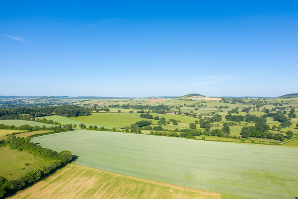 Esta foto de paisaje fue tomada en Europa, en Francia, en Borgoña, en Nievre, en Cuncy les Varzy, hacia Clamecy, en verano. Vemos los bosques y los campos del campo, bajo el sol. - Foto, imagen