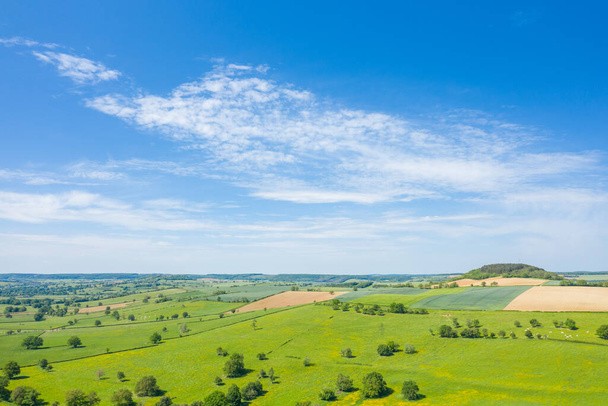 Cette photo de paysage a été prise en Europe, en France, en Bourgogne, à Nièvre, à Varzy, autour de Clamecy, au printemps. Nous voyons les forêts et les champs de la campagne, sous le soleil. - Photo, image