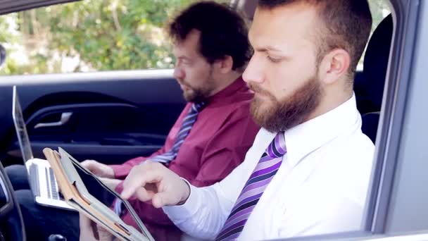 Cool hombres de negocios en coche
 - Metraje, vídeo