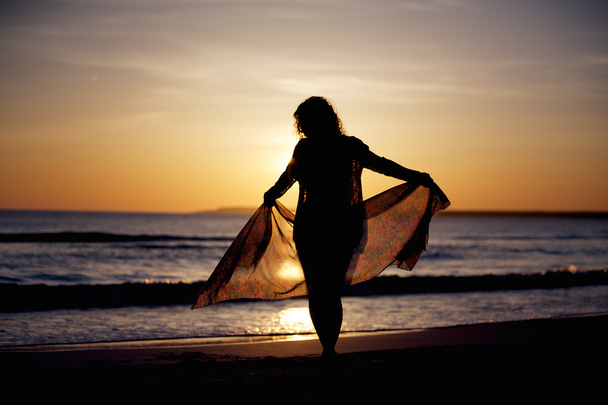 Gün batımı sırasında plajda kız - Fotoğraf, Görsel