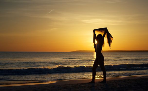 Девушка на пляже во время заката
 - Фото, изображение