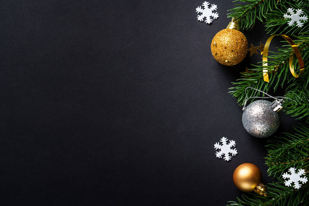 Karácsonyi üdvözlőlap. Karácsonyi háttér fehér és arany ünnep dekorációk. Lapos feküdt fénymásoló hely fekete. - Fotó, kép
