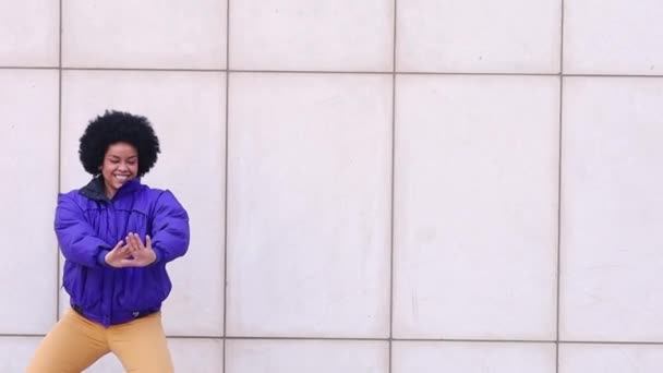 Αφρο γυναίκα χορεύει για τα μέσα κοινωνικής δικτύωσης. Αντιγραφή χώρου. Υψηλής ποιότητας υλικό FullHD - Πλάνα, βίντεο