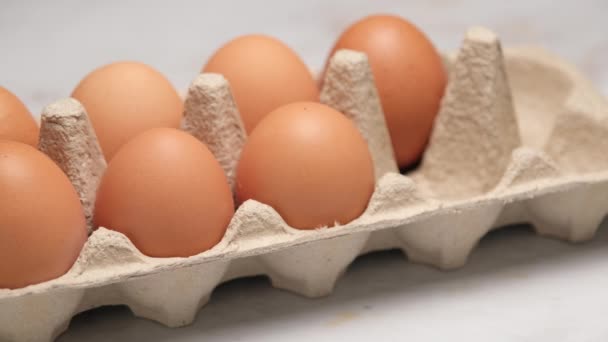Karton hücrelerde taze tavuk yumurtası. Pazarda satılık bir sürü çiğ yumurta kahvaltılık hayvan ürünleri için sağlıklı ve taze malzemeler. Yüksek kalite 4k görüntü - Video, Çekim