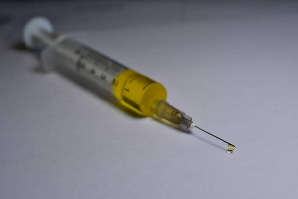 голка для шприців Зелено-жовта деталь падіння ліків олійної дози. Високоякісна фотографія - Фото, зображення