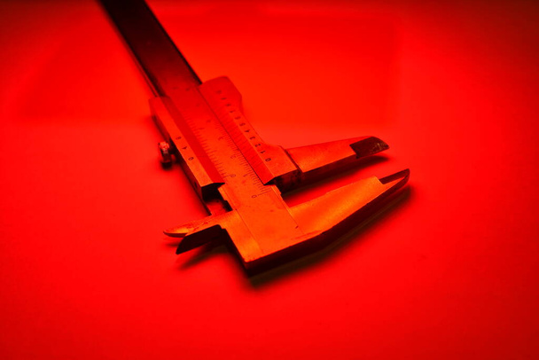 calibrador mesure equipo escala engeneering micrómetro precisión luz roja. Foto de alta calidad - Foto, Imagen