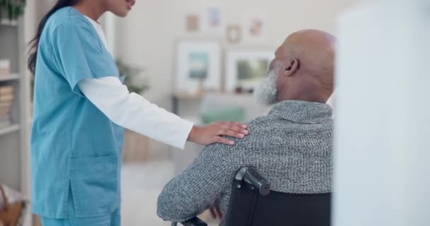 Uomo anziano, sedia a rotelle e supporto con assistenza infermieristica e sanitaria nella casa di riposo. Assistenza, assistenza ai dipendenti e agli anziani con disabilità con paziente pronto per la fisioterapia con uomo. - Filmati, video