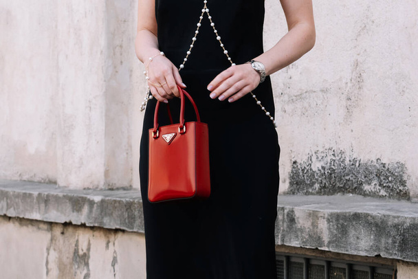 Милан, Италия - 19 июня 2022 года: женщина в красной кожаной сумке Prada. Детали костюма блогера моды, уличный стиль - Фото, изображение
