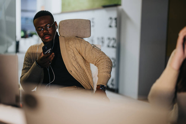 Buen aspecto, hombre negro viendo tutorial antes de seguir resolviendo las tareas del proyecto en el trabajo. - Foto, Imagen