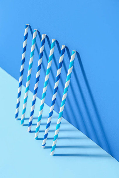 Διαφορετικές καλαμάκια πόσιμο χαρτί σε μπλε φόντο - Φωτογραφία, εικόνα