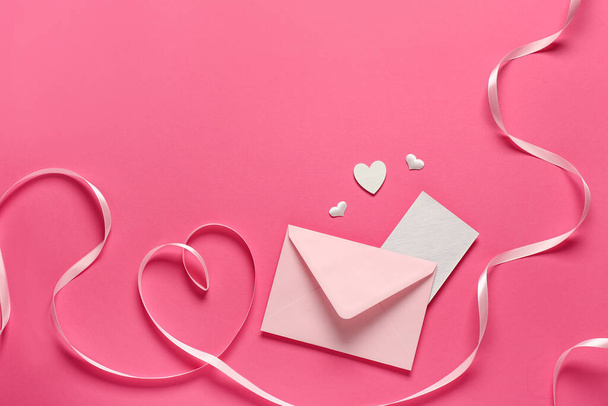 Composição com envelope, cartão e decoração sobre fundo rosa. Celebração do Dia dos Namorados - Foto, Imagem
