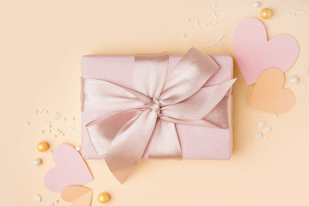 Подарочная коробка с бумажными сердцами и декором на желтом фоне. Празднование Дня Святого Валентина - Фото, изображение