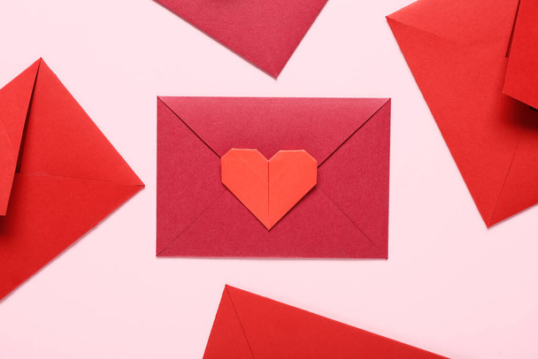 Composição com envelopes e coração de papel sobre fundo rosa. Celebração do Dia dos Namorados - Foto, Imagem