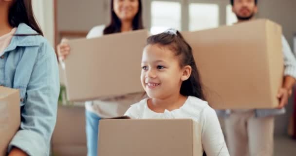 Immobilier, déménagement et nouvelle maison ou des enfants avec des boîtes pour la propriété avec bonheur. Parents, enfants et ensemble portant hypothèque dans l'appartement pour l'investissement ou à partir de l'enfant excité ou wow - Séquence, vidéo