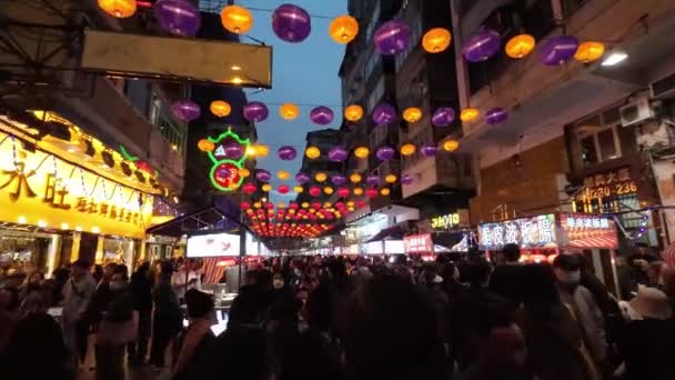 Street-Food-Stände reihen sich an Tempelstraße und bringen das Nachtleben zurück 26. Dezember 2023 - Filmmaterial, Video