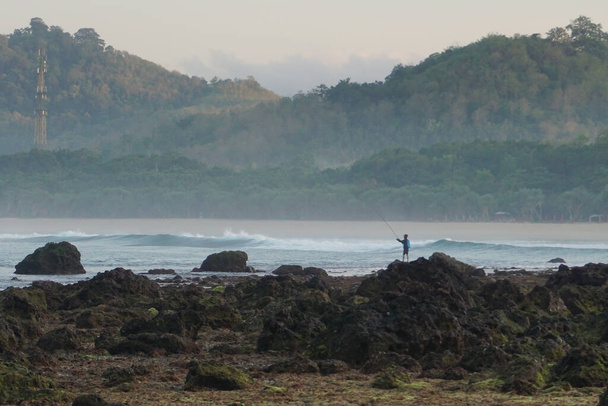 Bellissimo scenario mattutino intorno alla spiaggia di pulau merah a banyuwangi, Indonesia. - Foto, immagini
