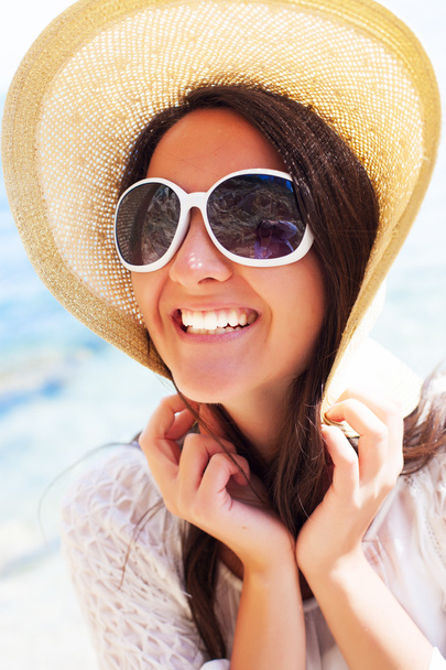Happy woman in hat on the beach - Fotografie, Obrázek