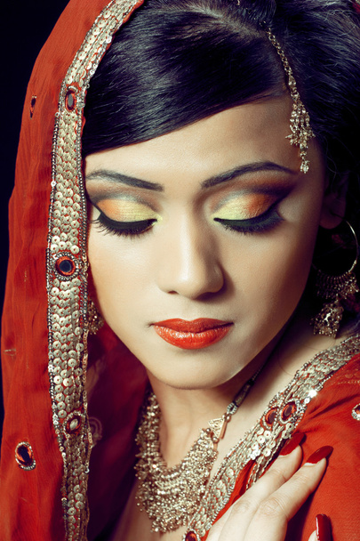 ブライダル化粧品で美しいインドの女の子 - 写真・画像