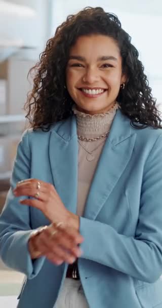Lächeln, verschränkte Arme und das Gesicht einer Geschäftsfrau im Büro mit positiver, guter und selbstbewusster Haltung. Glückliche, juristische Karriere und Porträt einer jungen Rechtsanwältin aus Mexiko am Arbeitsplatz - Filmmaterial, Video