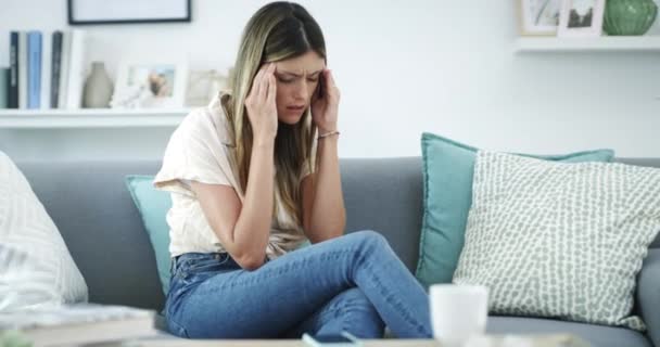 Απογοητευμένη γυναίκα, πονοκέφαλος και άγχος στον καναπέ σε κατάθλιψη, άγχος ή λάθος στο σαλόνι στο σπίτι. Πρόσωπο της κουρασμένης γυναίκας με ημικρανία στην ψυχική υγεία, αποτυγχάνουν ή burnout στον καναπέ στο σπίτι. - Πλάνα, βίντεο