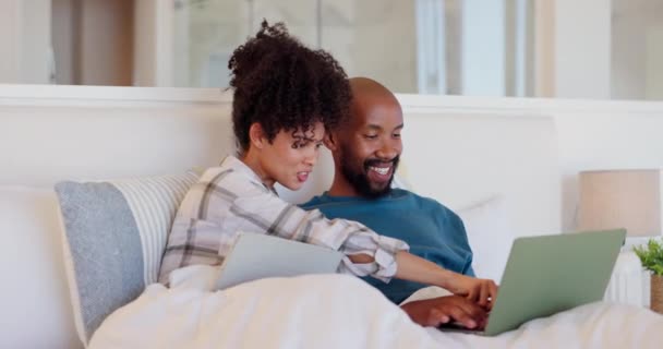 Slaapkamer, huis en paar met een laptop, gesprek en internet zoeken met website informatie, discussie en ontspanning. Bed, zwarte man en vrouw met een pc, technologie en praten met app en glimlach. - Video