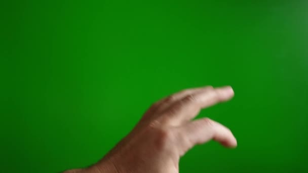 Hombre muestra signo OK con los dedos sobre fondo verde - Metraje, vídeo