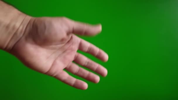 Un uomo mostra un gesto "so-so" con la mano su sfondo verde - Filmati, video