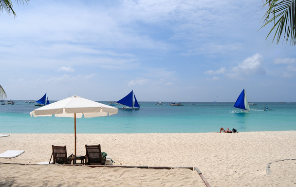  Chaises longues sur la plage solitaire, Boracay
 - Photo, image