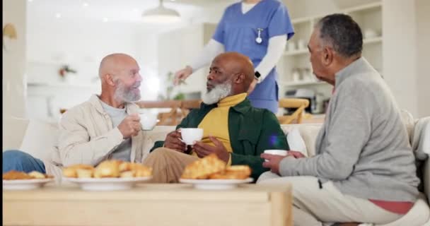 Aide familiale, thé ou amis aînés à la retraite, discussion ou conversation pour soutenir ou nouer des liens. Hommes âgés, infirmière ou personnes âgées heureuses à la maison parler ou parler pour se détendre pour le déjeuner ou le café. - Séquence, vidéo