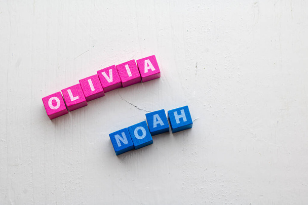 Koska nimet Olivia ja Noah, yleisin vuonna 2023 sijoitettu värikkäitä puupalikoita karkea puupinta - Valokuva, kuva