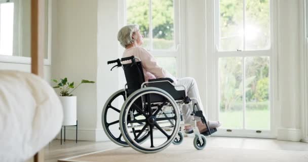 Seniorin, denkend und Rollstuhl an Rollstuhl mit Erinnerung, Idee oder Nostalgie im Schlafzimmer. Ältere Menschen mit Behinderung, psychischer Gesundheit und Vision mit Perspektive, Reflexion und Erinnerung zu Hause. - Filmmaterial, Video