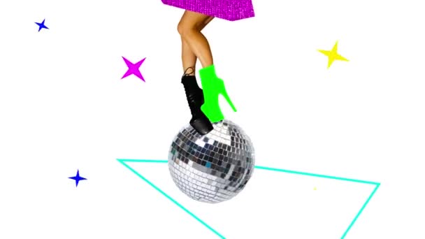 Stop beweging. Animatie. Vrouwelijke benen op kleurrijke hoge hakken actief dansen op glanzende grote discus bal tegen witte achtergrond. Concept van kunst, disco, feest, retro mode, gelukkig en leuk. - Video