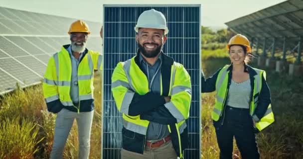Rostro, hombre y mujer con sonrisa para panel solar con trabajo en equipo para la instalación de energías alternativas para la sostenibilidad. Diverso grupo, ingeniero o juntos por excitado para la colaboración del mantenimiento. - Metraje, vídeo