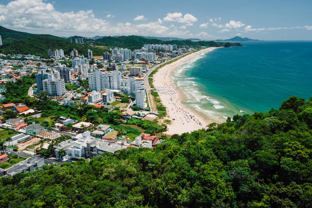 Balneario Camboriu in Brazil and sandy beach with ocean - Foto, imagen