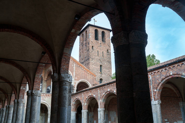 Keskiaikaisen Sant Ambrogion kirkon ulkopuoli Milanossa, Lombardiassa, Italiassa - Valokuva, kuva