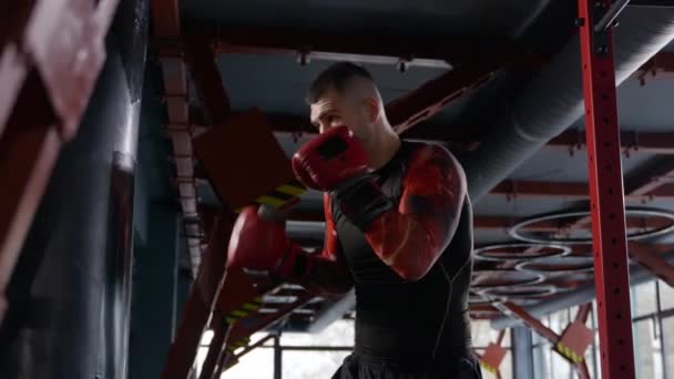  повільний знімок чоловічого боксера, який вдарив ударну сумку в боксерській студії. Чоловік боксер тренувався важко. Високоякісні 4k кадри - Кадри, відео