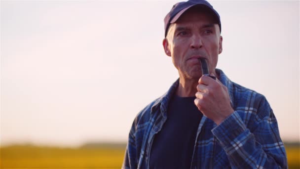 Porträt eines Landwirts bei der Ernte von Feldfrüchten - Filmmaterial, Video