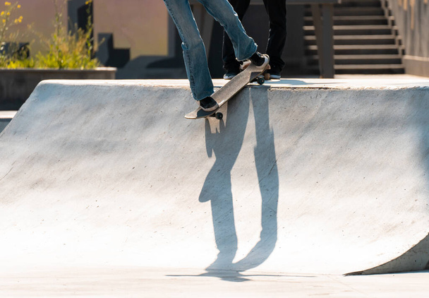 Young guys skateboarding during the da - Foto, Imagen